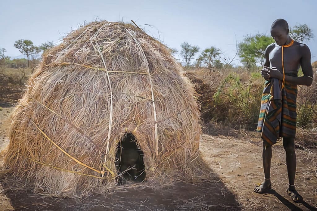 construction hutte du peuple Mursi