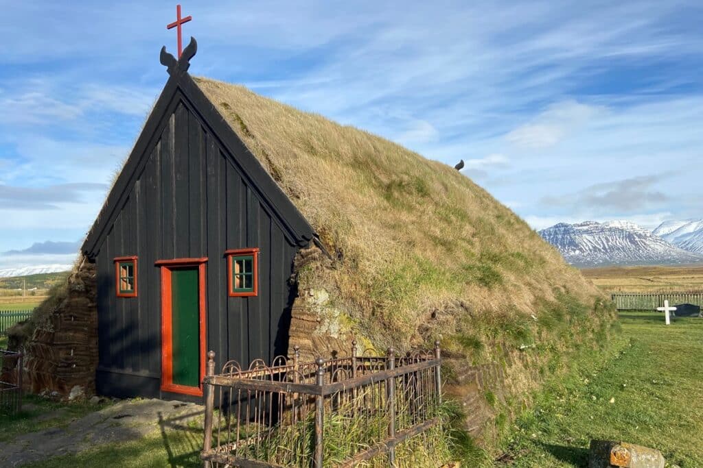 église au toit d'herbe en Islande