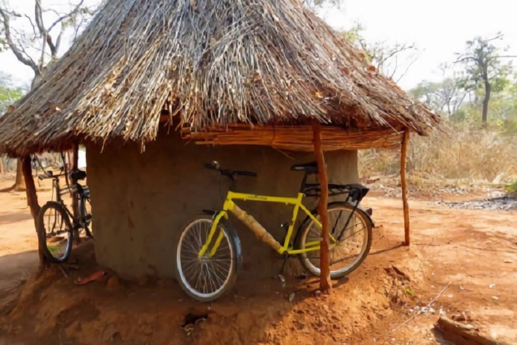 vélo devant une hutte en Zambie