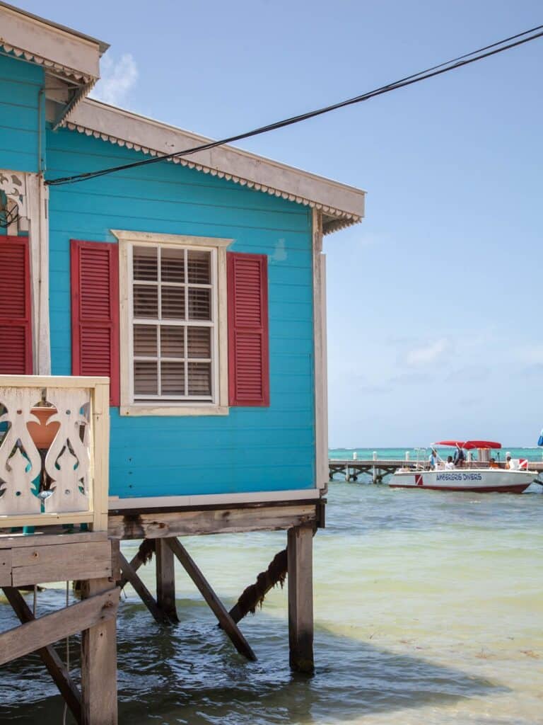 maison sur pilotis en bord de mer au Belize