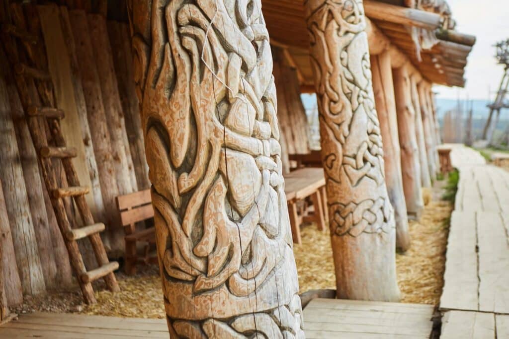 poteaux sculptés d'une maison viking