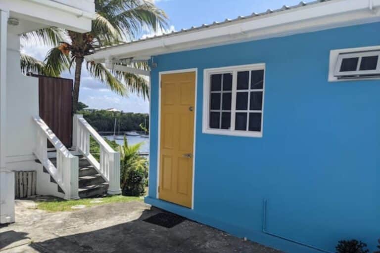 Petite maison colorée typique de Saint Vincent et les Grenadines
