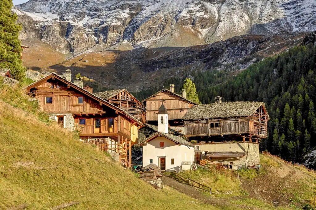 village chalets Alpes italiennes