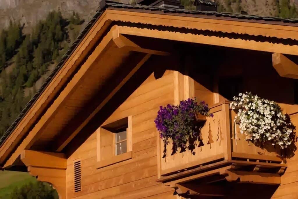 gros plan façade chalet italien en bois