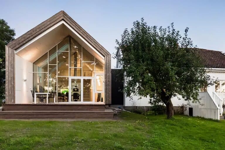 Une ancienne ferme norvégienne étendue avec une structure contemporaine à pignons