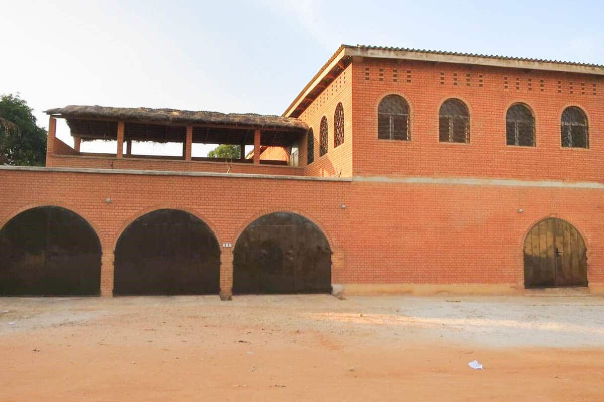 grande maison en briques à Lomé au Togo