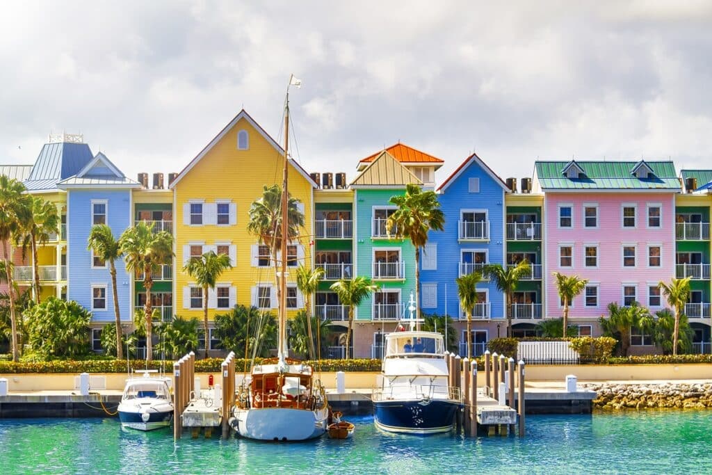 maisons en béton colorées à Nassau