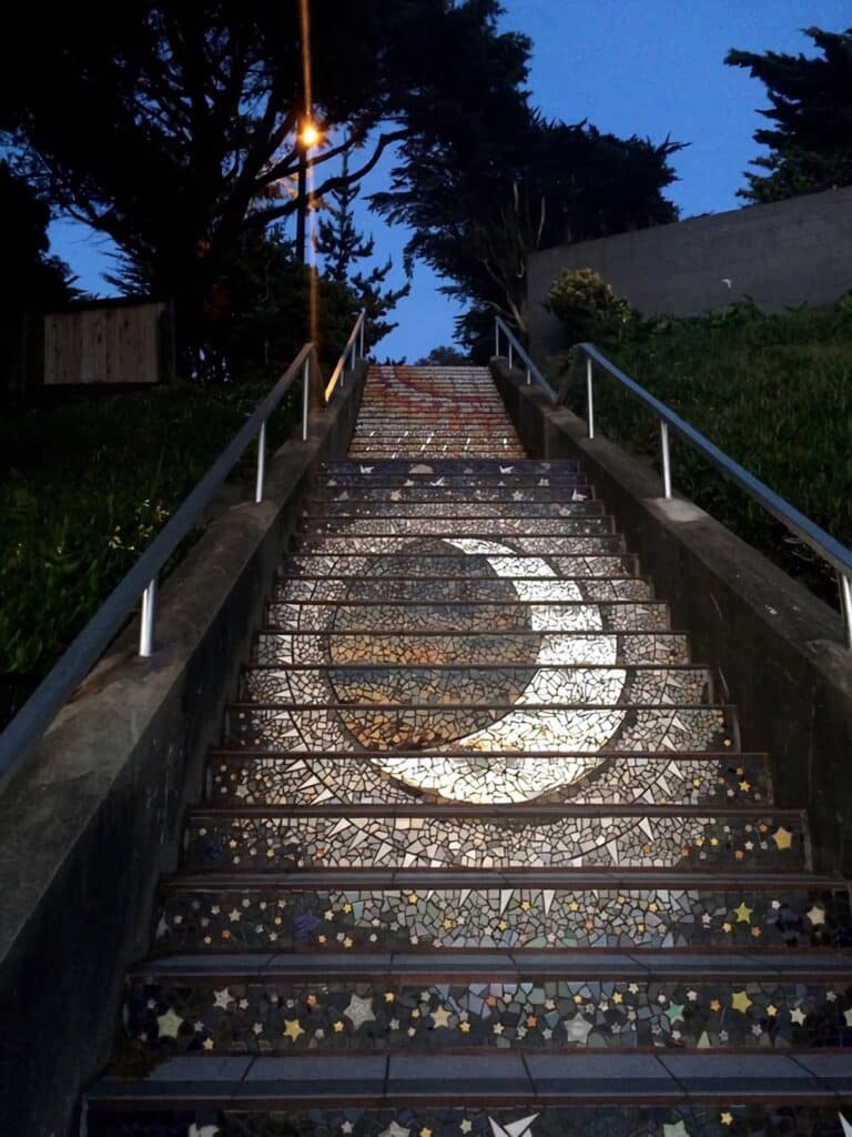 lune éclairée mosaique escalier