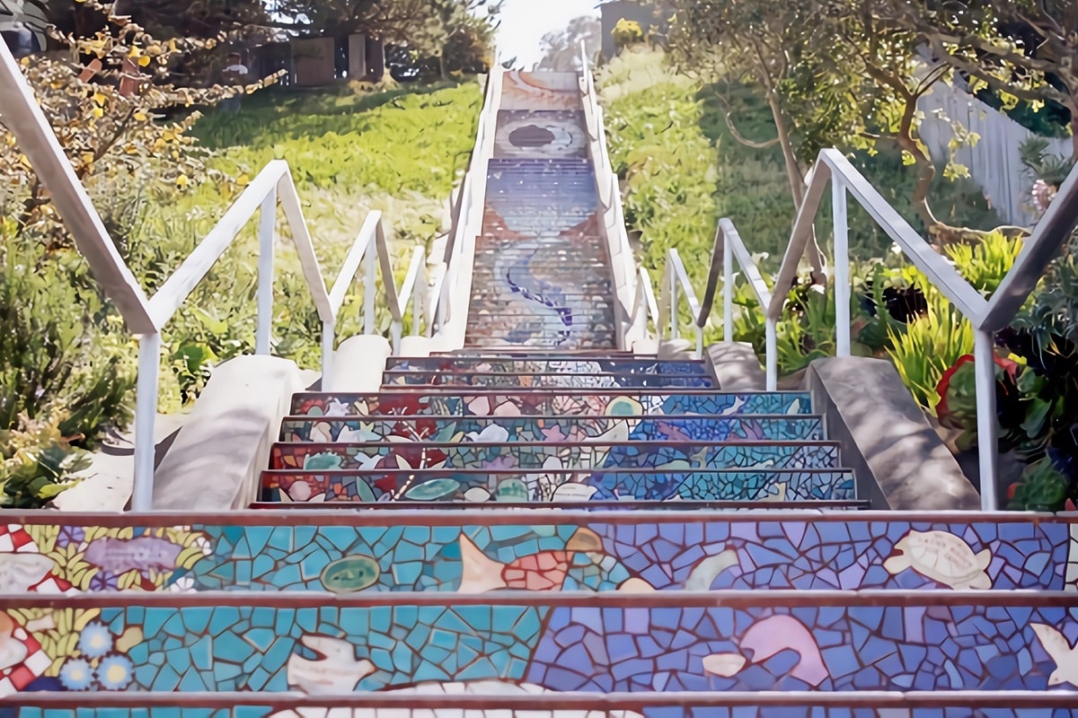 escalier carrelé de San Francisco s'illumine le soir au clair de lune