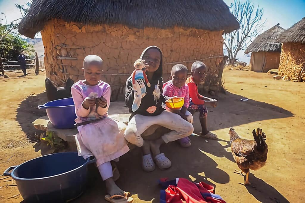 enfants devant les maisons traditionnelles du Swaziland