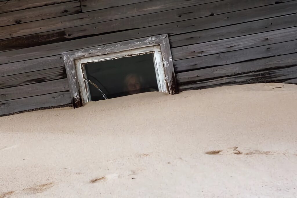 maison en bois sous le sable