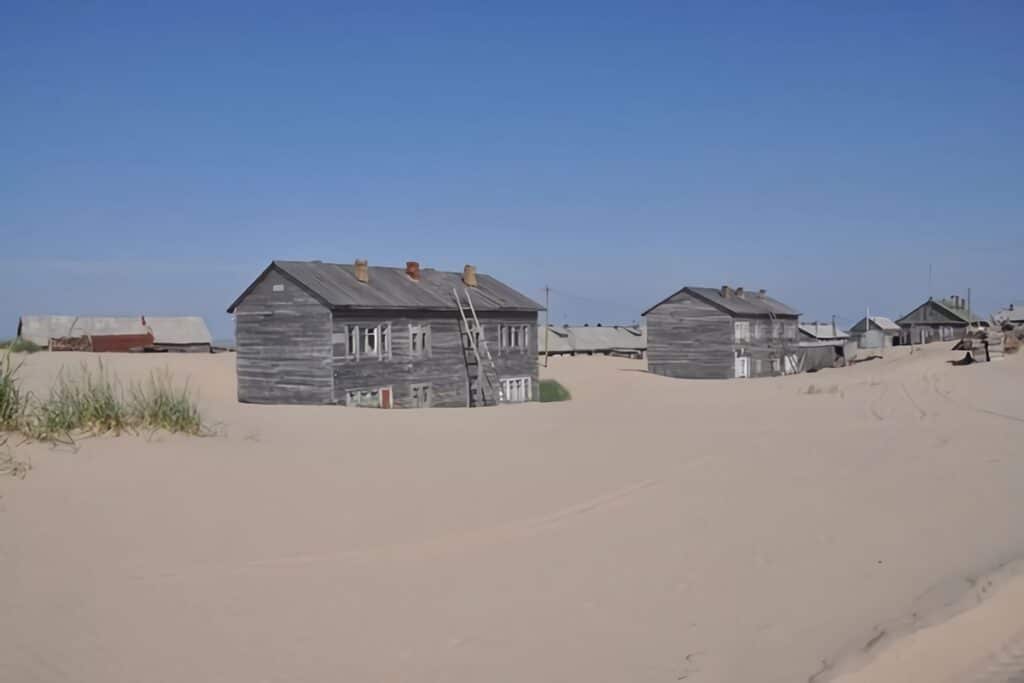 maisons en bois dans le village de Shoyna