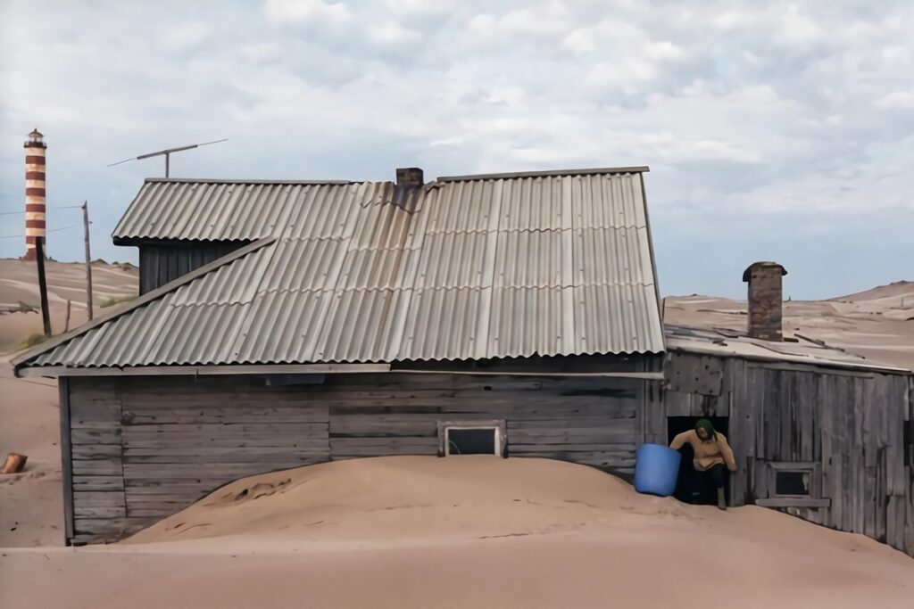 maison ensevelie dans le sable