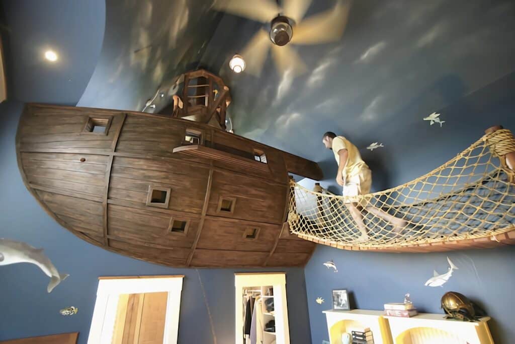 chambre enfant avec bateau de pirate en bois