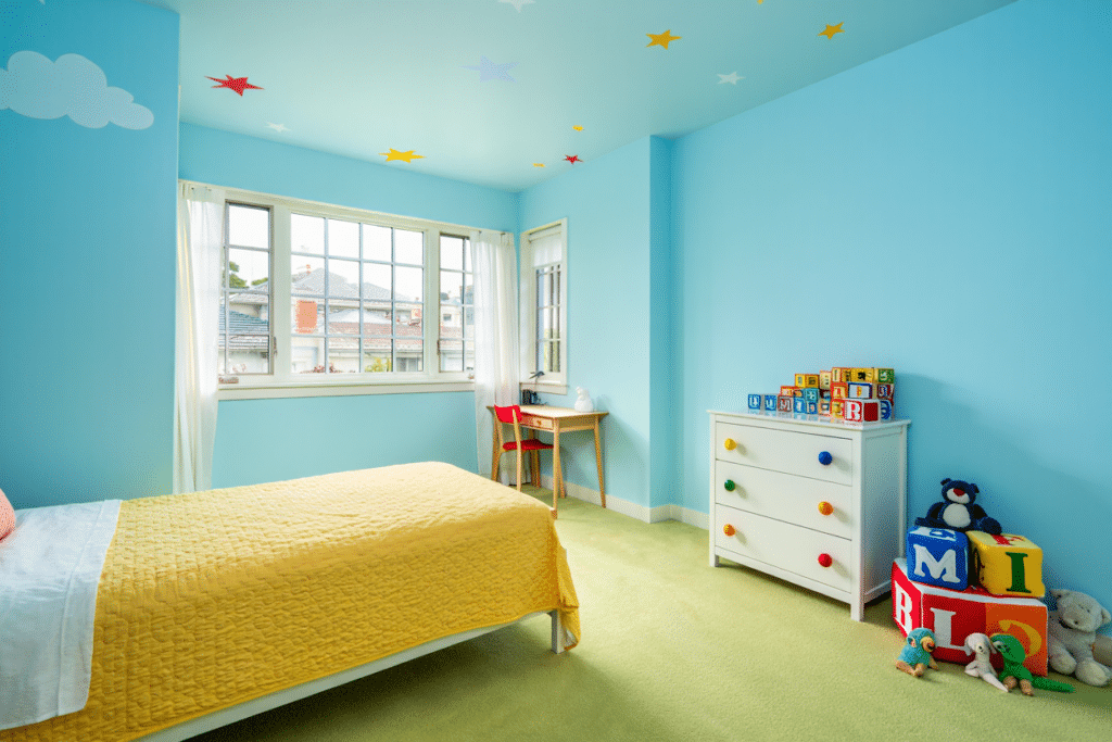 chambre enfant bleu et jaune