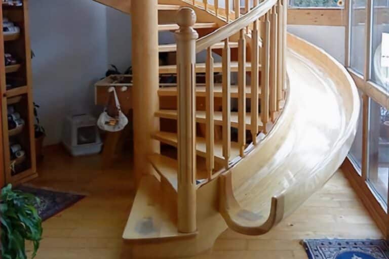 escalier en colimaçon avec toboggan