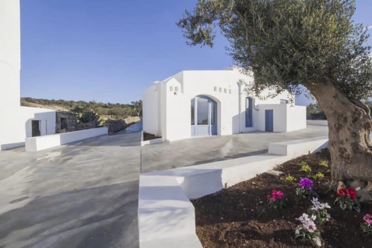 belle maison blanche en Italie