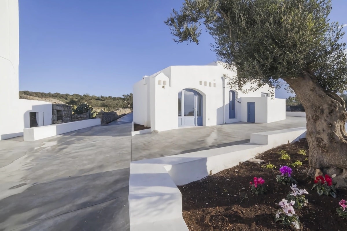 belle maison blanche en Italie