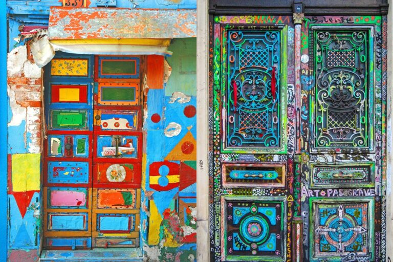 portes qui semblent conduire vers d'autres mondes