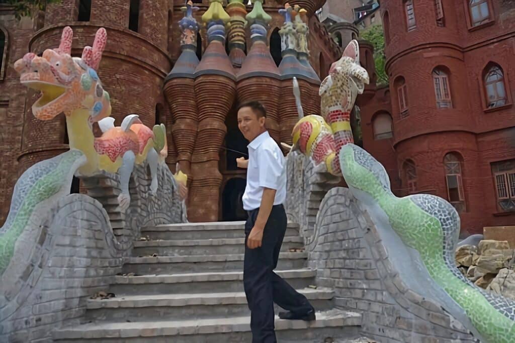Liu Chonghua devant un de ses châteaux
