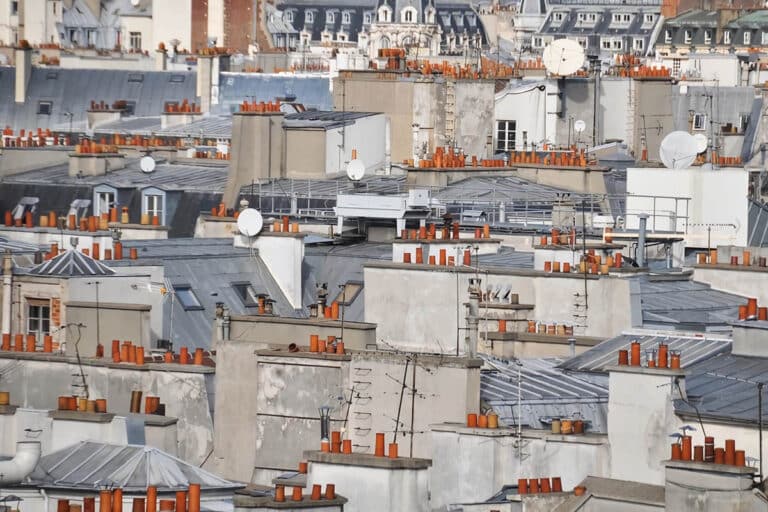 petites cheminées des toits de Paris
