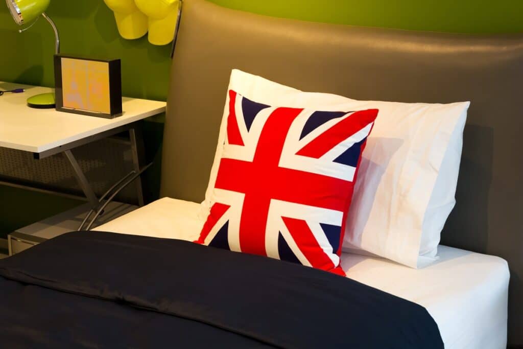 coussin union jack sur un lit