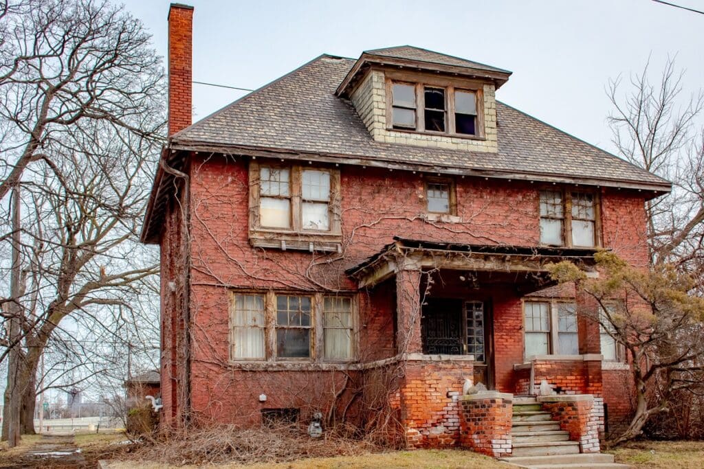 maison en brique abandonnée à Détroit