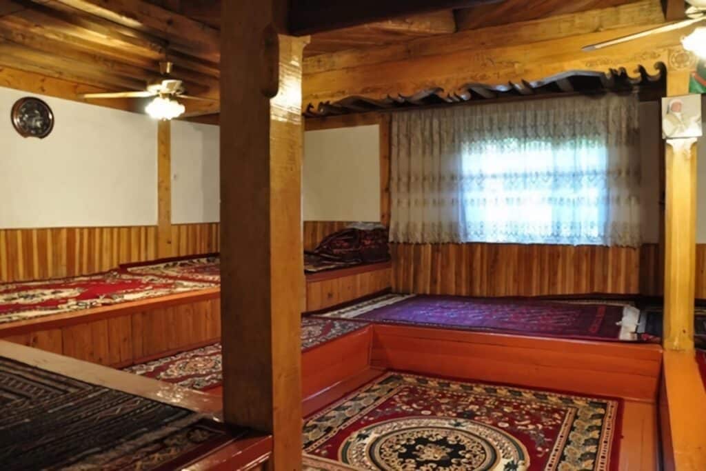 intérieur maison traditionnelle au Tadjikistan