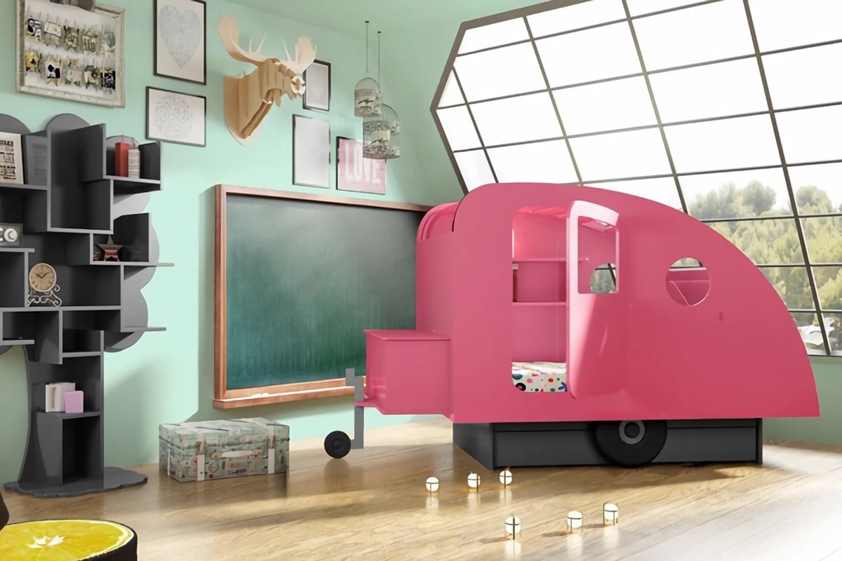 lit rose en forme de caravane pour enfant