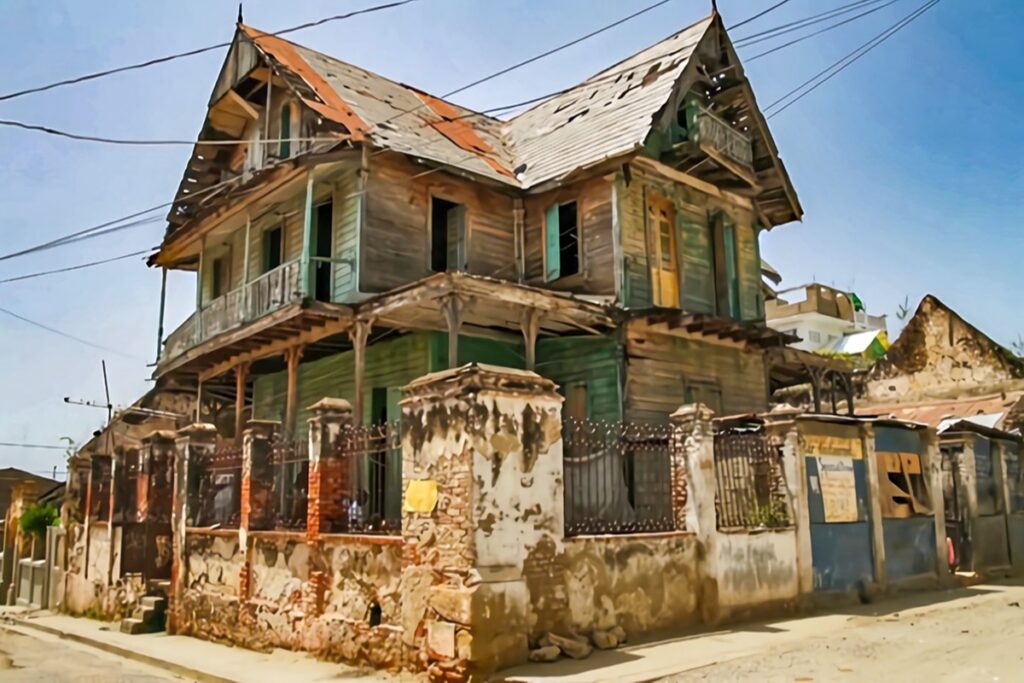 maison gingerbread en ruine en Haïti