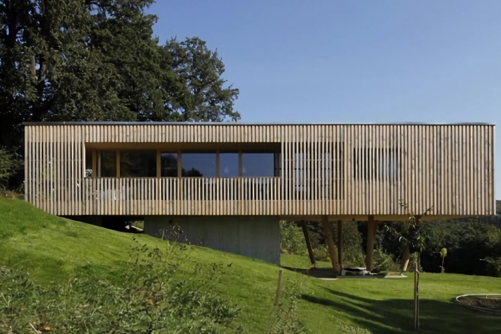 maison moderne sur pilotis