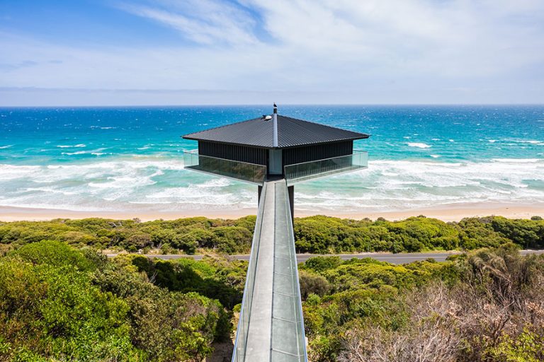 maison qui semble flotter au-dessus de l'eau australie