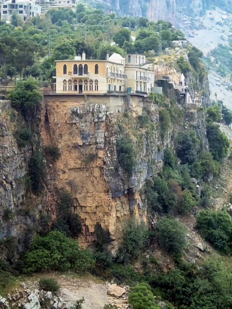 maisons en haut d'une falaise à Jezzine