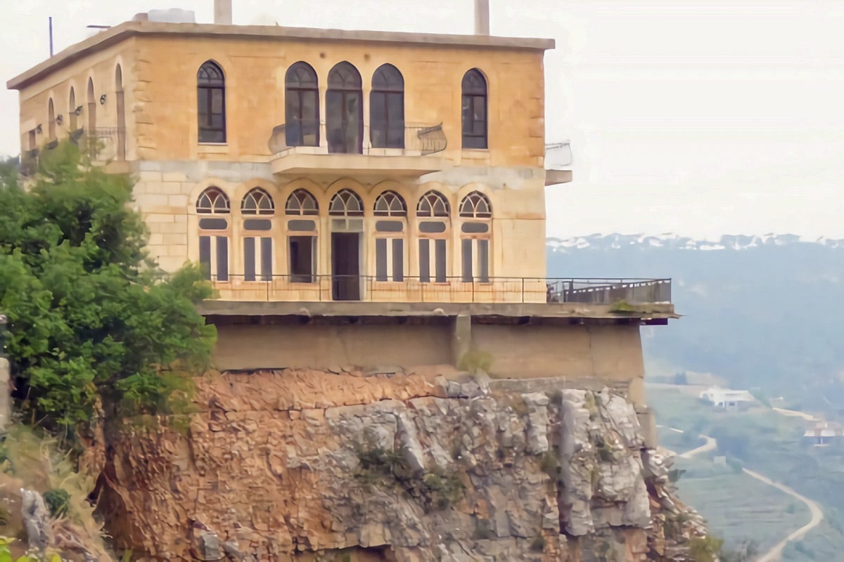 maison sur le rock jezzine