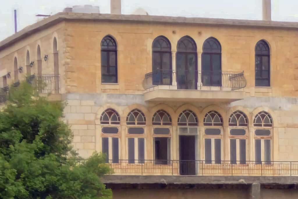 maison sur le rock jezzine