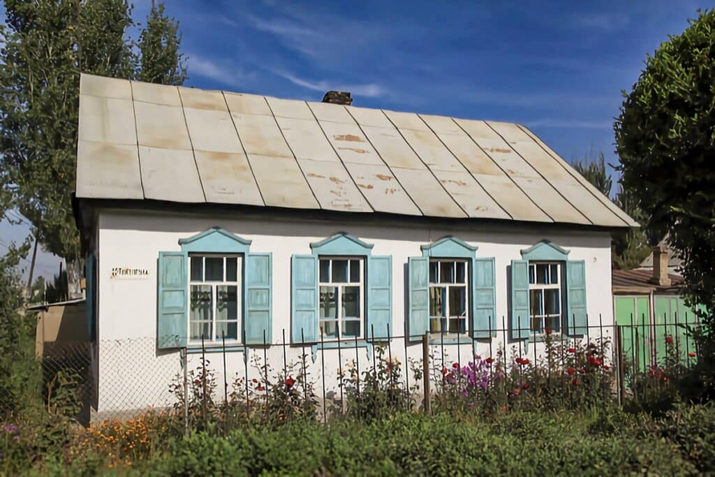les maisons à travers le Kirghizistan