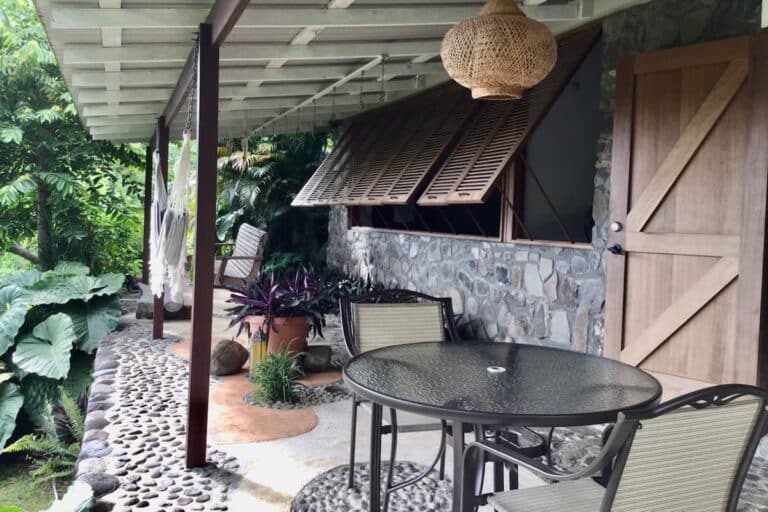maison traditionnelle en pierre à Saint Vincent et les Grenadines