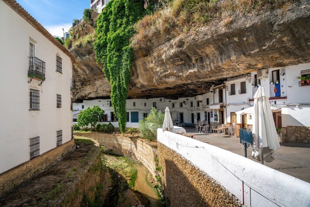 Setenil de las Bodegas architecture