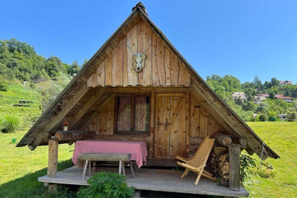 tiny house inspirée des chalets traditionnels en Slovénie
