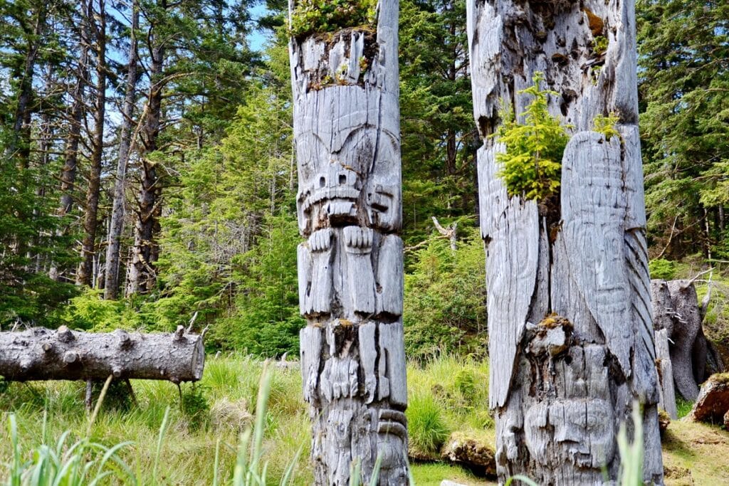 totems en bois à Ninstints