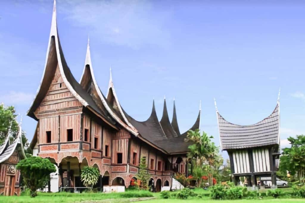 rumah gadang sur pilotis