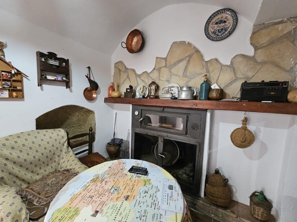 intérieur maison troglodyte andalouse