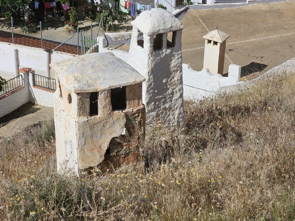 cheminées de maison troglodyte à Guadix