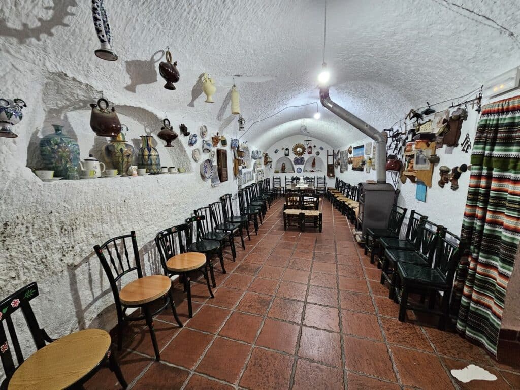 grande pièce intérieur maison troglodyte andalouse