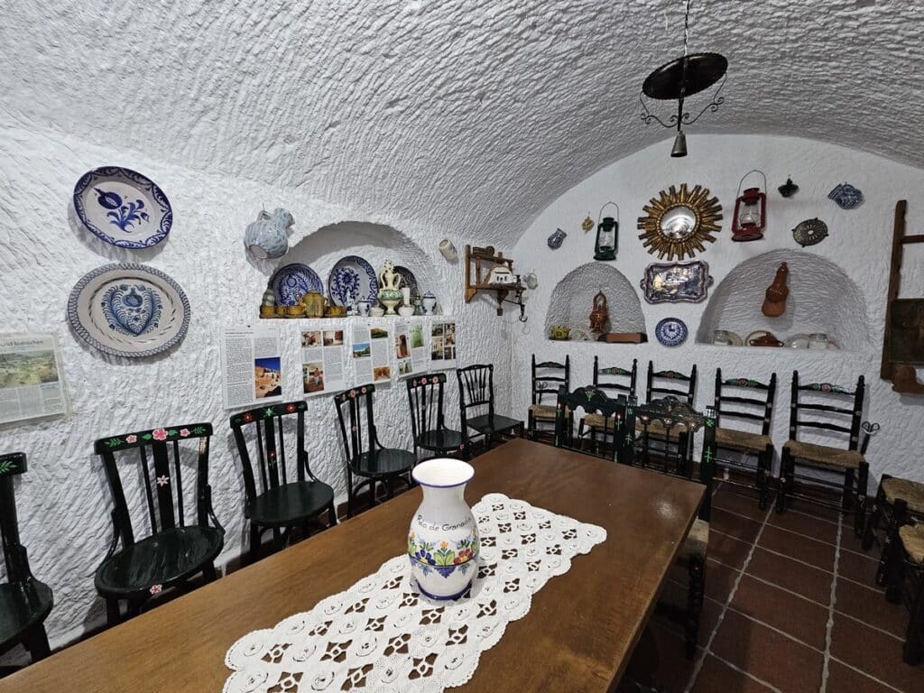 grande pièce intérieur maison troglodyte andalouse