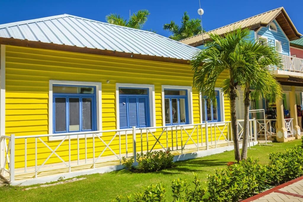 maison basse jaune à Barbuda