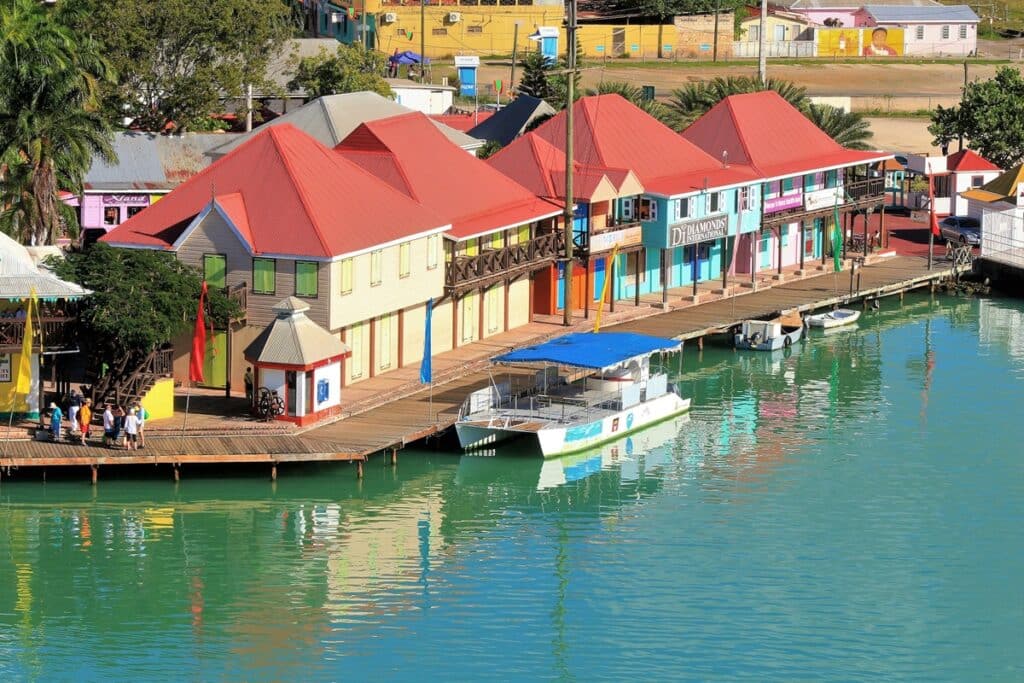 maisons colorées à Antigua et Barbuda