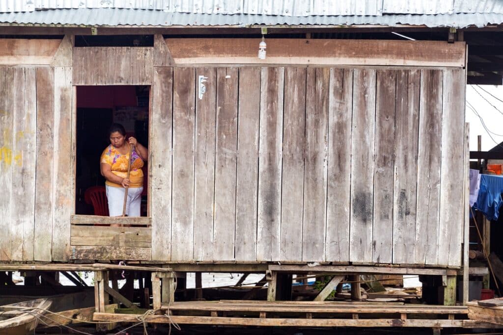 maison flottante en bois à Belen