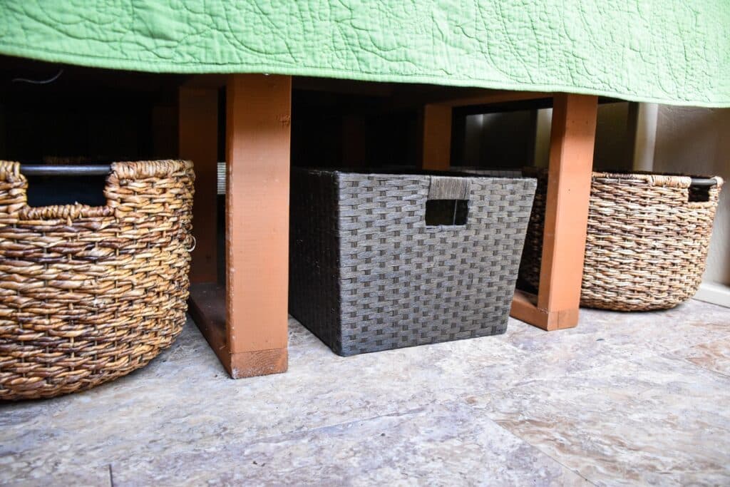 caisses de rangement sous un lit