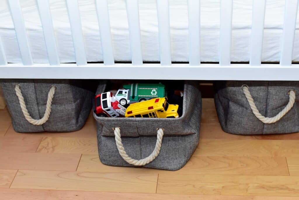 caisses de rangement sous un lit